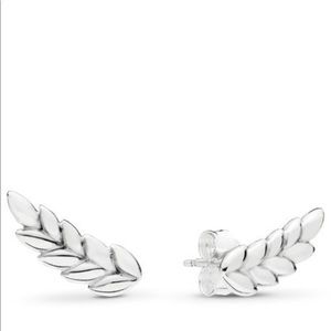 PANDORA Curved Grain Earrings